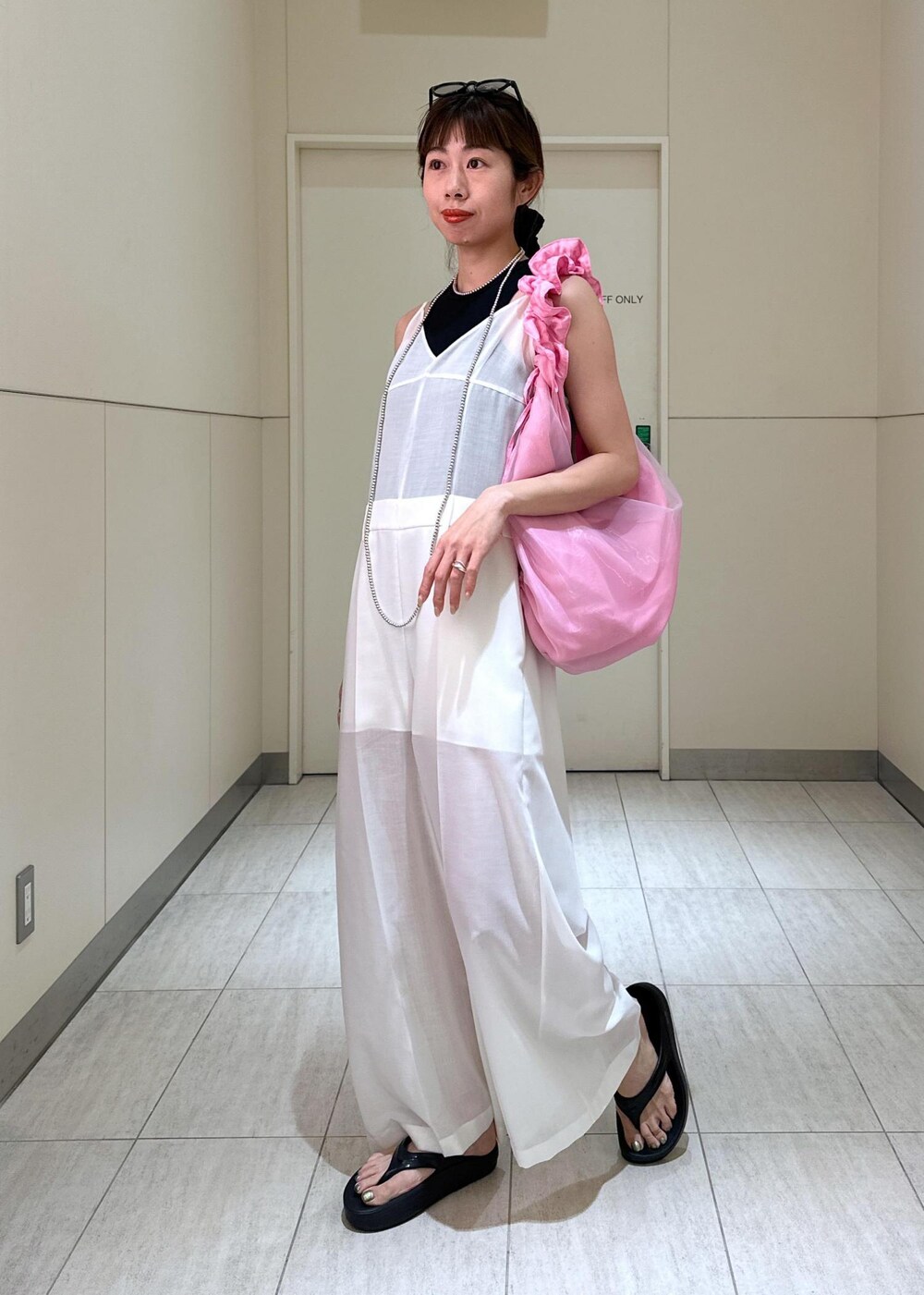 「ADAM ET ROPÉ、FEMME、高身長、骨格ウェーブ、ブルべ、大人カジュアル、春、夏、春コーデ、夏コーデ、春ファッション、夏ファッション、モノトーン」｜「ADAM ET ROPE'のギャザーシアーショルダーバッグ（ショルダーバッグ、ピンク系）」を使った、adamosariさん（レディース・165cm）の春コーディネートの5枚目の写真
