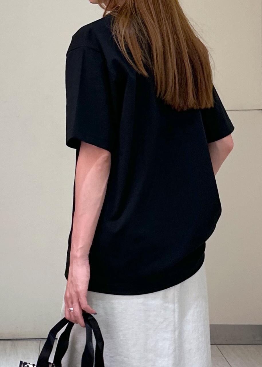 ブラウン系のショルダーバッグ、ホワイト系のスカート、ブラック系のTシャツ/カットソーを着用したレディースの夏コーディネートの6枚目の写真