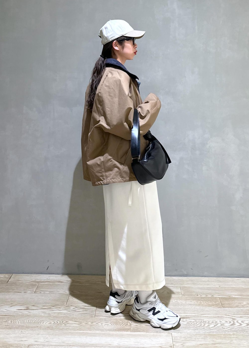 「バブアー、Barbour、ワンピース、アウター、コート、ADAM ET ROPÉ、FEMME、HOMME、UNISEX、高身長、骨格ウェーブ、ブルべ、きれいめカジュアル、大人カジュアル、スポーティー」｜「ADAM ET ROPE'のギャザージャージワンピース（ワンピース、ホワイト系）」を使った、adamosariさん（レディース・165cm）の春コーディネートの7枚目の写真