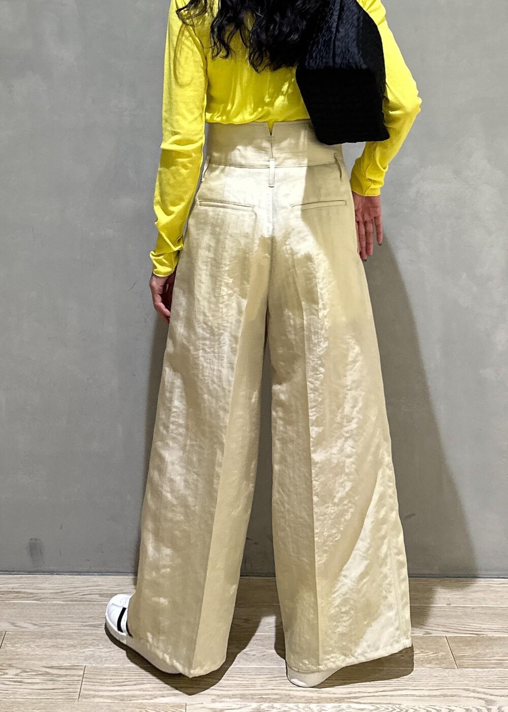 「カットソー、キャップ、ワイドパンツ、ADAM ET ROPÉ、FEMME、高身長、骨格ウェーブ、ブルべ、カジュアル、大人カジュアル、モード、スポーティー、春、冬、春コーデ」｜「PARROTT CANVASの【PARROTT CANVAS】EAST SIDE PARK CAP（キャップ、ブラック系）」を使った、adamosariさん（レディース・165cm）の冬コーディネートの10枚目の写真
