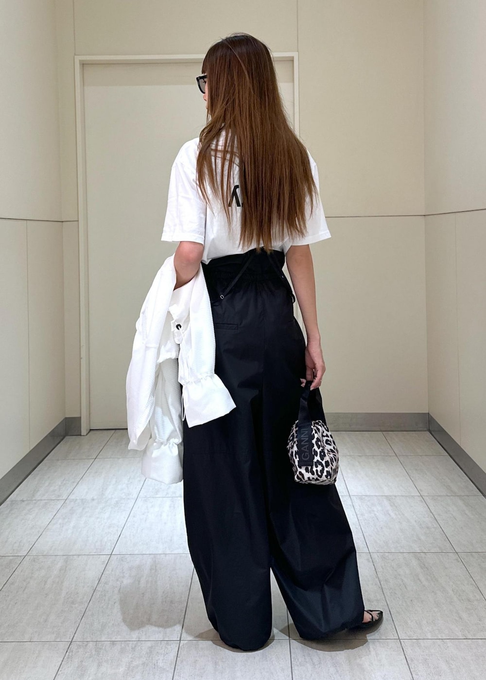 「ADAM ET ROPÉ、FEMME、高身長、骨格ウェーブ、ブルべ、大人カジュアル、モード、春、夏、春コーデ、夏コーデ、春ファッション、夏ファッション、モノトーン」|「ADAM ET ROPE'の【サステナブル】ナロークロスストラップサンダル(サンダル、ブラック系)」を使った、adamosariさん(レディース・165cm)の春コーディネートの3枚目の写真