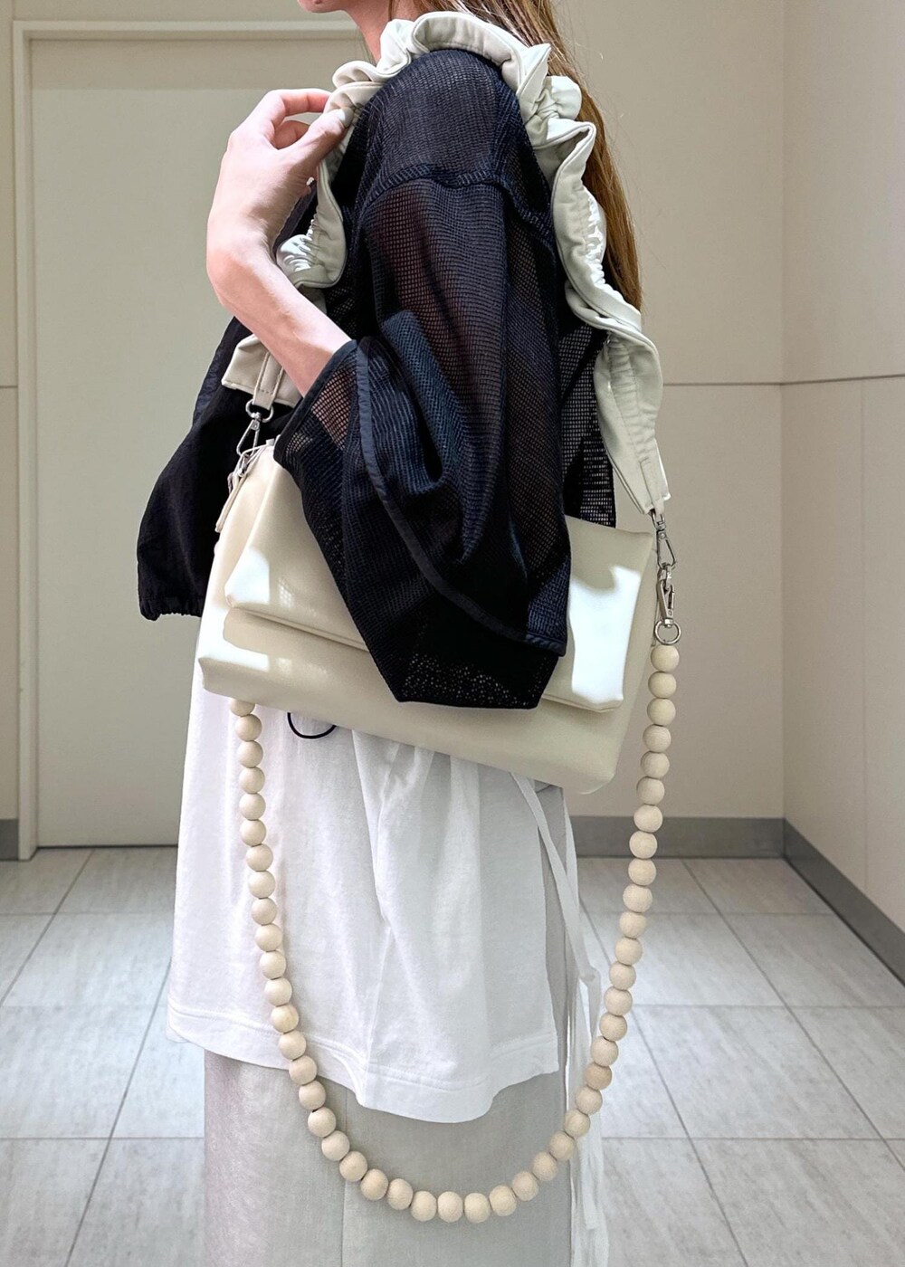 「リネンスカート、リネンライク、ブラック、ショルダーバッグ、トートバッグ、チェーン、チェーンバッグ、カーディガン、ビーチサンダル、ADAM ET ROPÉ、FEMME、高身長、骨格ウェーブ、ブルべ、カジュアル」｜「ADAM ET ROPE'の【サステナブル】カスタムショルダーバッグ（ショルダーバッグ、ホワイト系）」を使った、adamosariさん（レディース・165cm）の夏コーディネートの6枚目の写真
