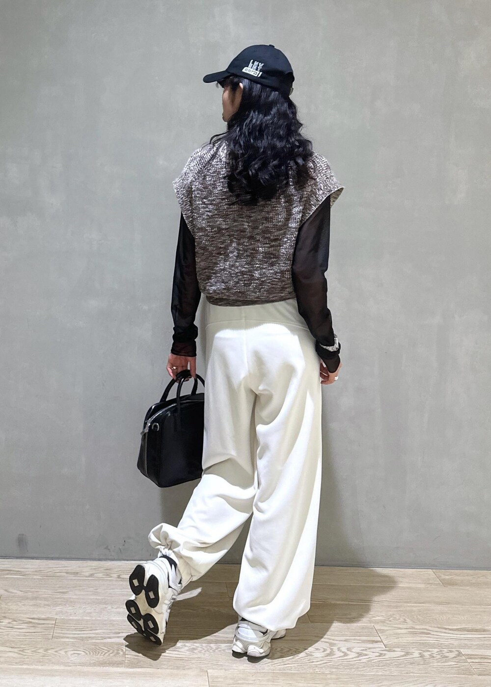 ブラウン系のベスト、ホワイト系のその他パンツを着用したレディースの秋コーディネートの4枚目の写真