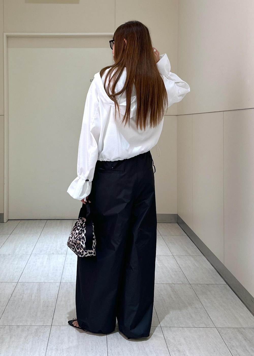 「ADAM ET ROPÉ、FEMME、高身長、骨格ウェーブ、ブルべ、大人カジュアル、モード、春、夏、春コーデ、夏コーデ、春ファッション、夏ファッション、モノトーン」|「ADAM ET ROPE'の【サステナブル】ナロークロスストラップサンダル(サンダル、ブラック系)」を使った、adamosariさん(レディース・165cm)の春コーディネートの5枚目の写真