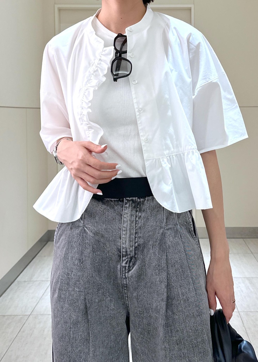「春コーデ、初夏コーデ、夏コーデ、お出かけコーデ、大人カジュアル、パンツスタイル、モノトーンコーデ、ADAM ET ROPÉ、ナチュラル、ブルべ夏、高身長、トップス、シャツ/ブラウス、パンツ、デニムパンツ」｜「ADAM ET ROPE'の【PFT】Fuka musubi Small バッグ（ハンドバッグ、ブラック系）」を使った、adamosariさん（レディース・165cm）の春コーディネートの5枚目の写真