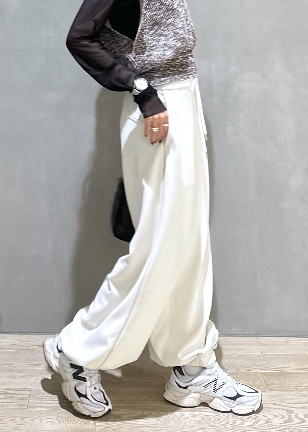 ブラウン系のベスト、ホワイト系のその他パンツを着用したレディースの秋コーディネートの9枚目の写真