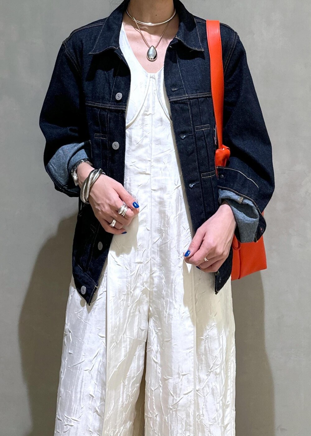 「24SS春の新作、ロンパース、デニムジャケット、デニム、Gジャン、Levi's、リーバイス、Levi's for biotop、ADAM ET ROPÉ、FEMME、HOMME、UNISEX、高身長、骨格ウェーブ、ブルべ」｜「ADAM ET ROPE'の【サステナブル】巾着ワンショルダーバッグ（ショルダーバッグ、レッド系）」を使った、adamosariさん（レディース・165cm）の冬コーディネートの6枚目の写真