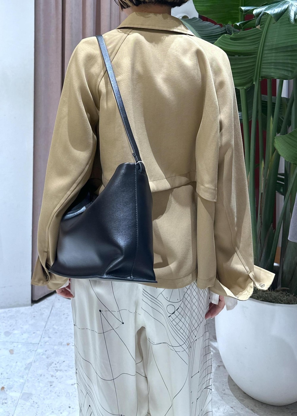 ホワイト系のTシャツ/カットソー、ブラック系のパンプス、イエロー系のブルゾンを着用したレディースの春コーディネートの6枚目の写真