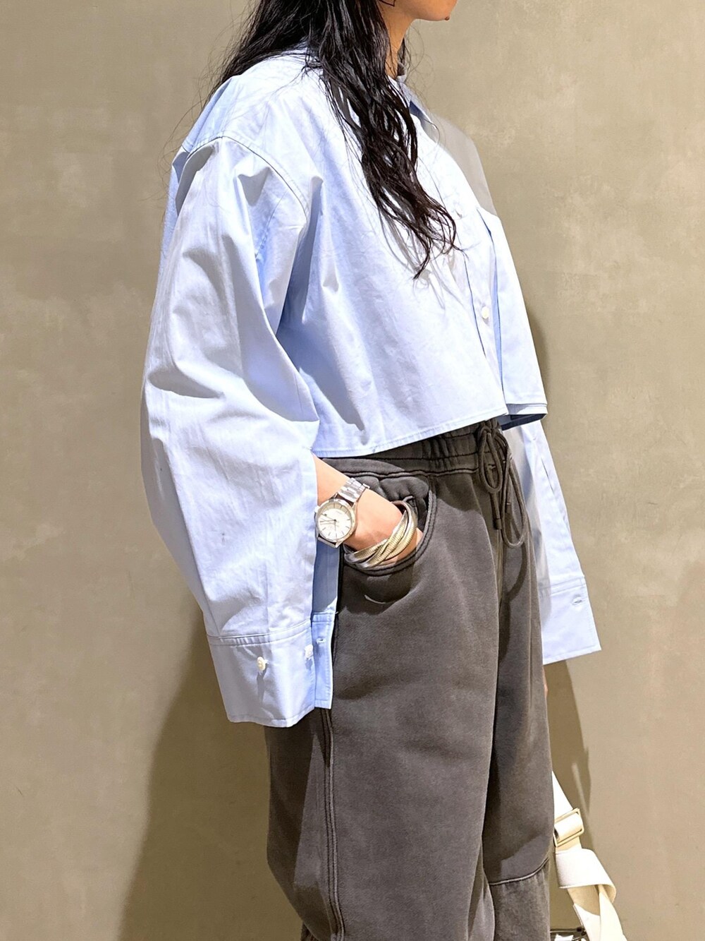 ブルー系のシャツ/ブラウス、ホワイト系のショルダーバッグを着用したレディースの春コーディネートの7枚目の写真