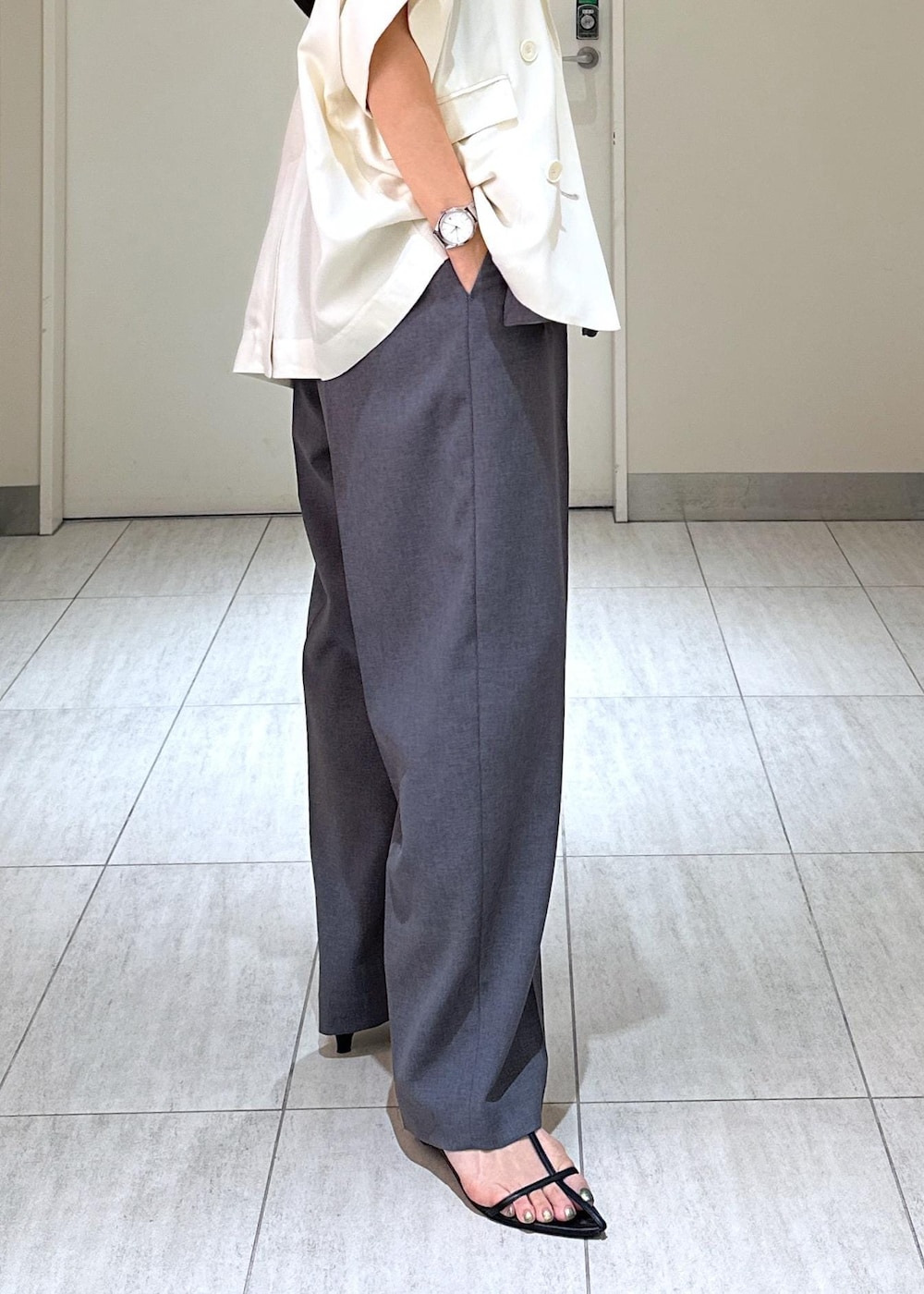 「LACK OF COLOUR、ラックオブカラー、GANNI、ガニー、ジャケット、ハット、帽子、ADAM ET ROPÉ、FEMME、高身長、骨格ウェーブ、ブルべ、カジュアル、大人カジュアル、モード」|「MILLERの【Miller for ADAM ET ROPE'】Cup付アメリカンスリーブタンクトップ(タンクトップ、ブラック系)」を使った、adamosariさん(レディース・165cm)の春コーディネートの9枚目の写真