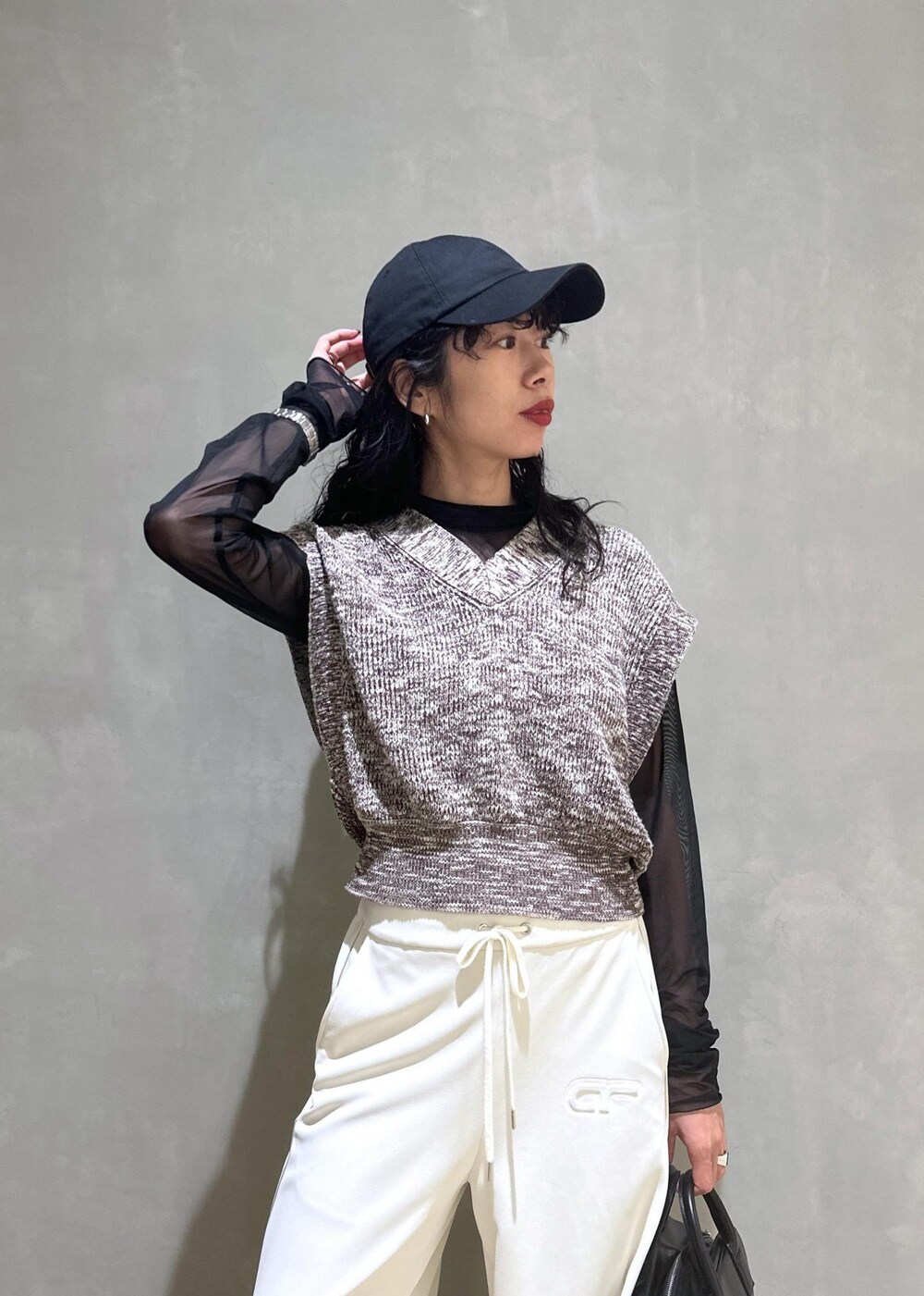 ブラウン系のベスト、ホワイト系のその他パンツを着用したレディースの秋コーディネートの5枚目の写真