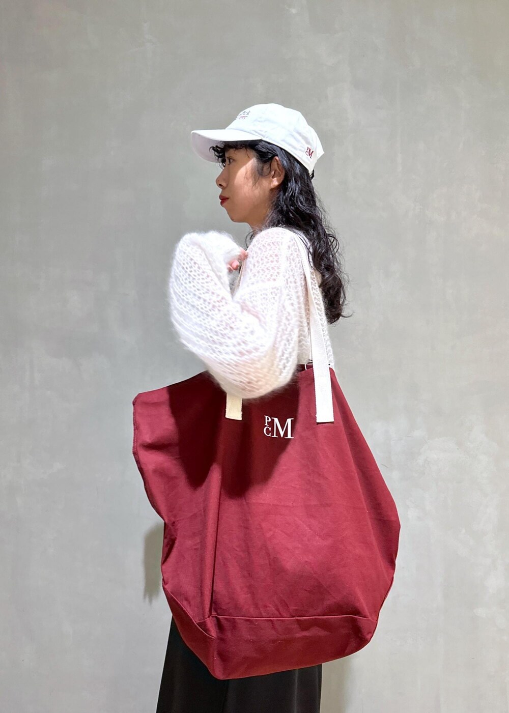 「PARROTT CANVAS、PARROTTCANVAS、ADAM ET ROPÉ、FEMME、高身長、骨格ウェーブ、カジュアル、大人カジュアル、秋、冬、秋コーデ、冬コーデ、秋ファッション、冬ファッション、モノトーン」｜「PARROTT CANVASの【PARROTT CANVAS】PCM CANVAS TOTE（トートバッグ、レッド系）」を使った、adamosariさん（レディース・165cm）の夏コーディネートの7枚目の写真