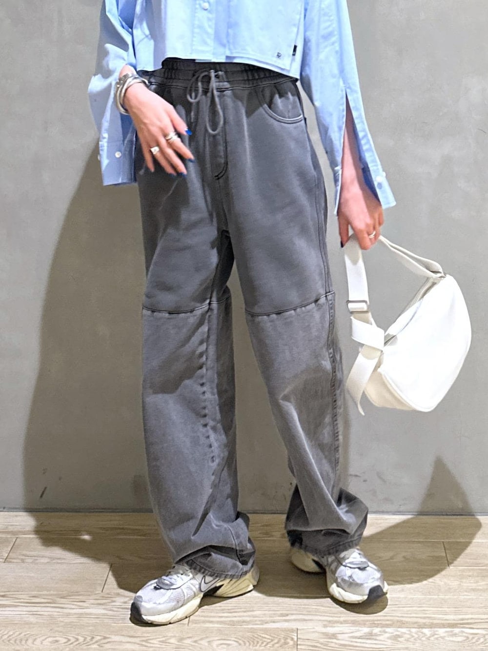 ブルー系のシャツ/ブラウス、ホワイト系のショルダーバッグを着用したレディースの春コーディネートの9枚目の写真