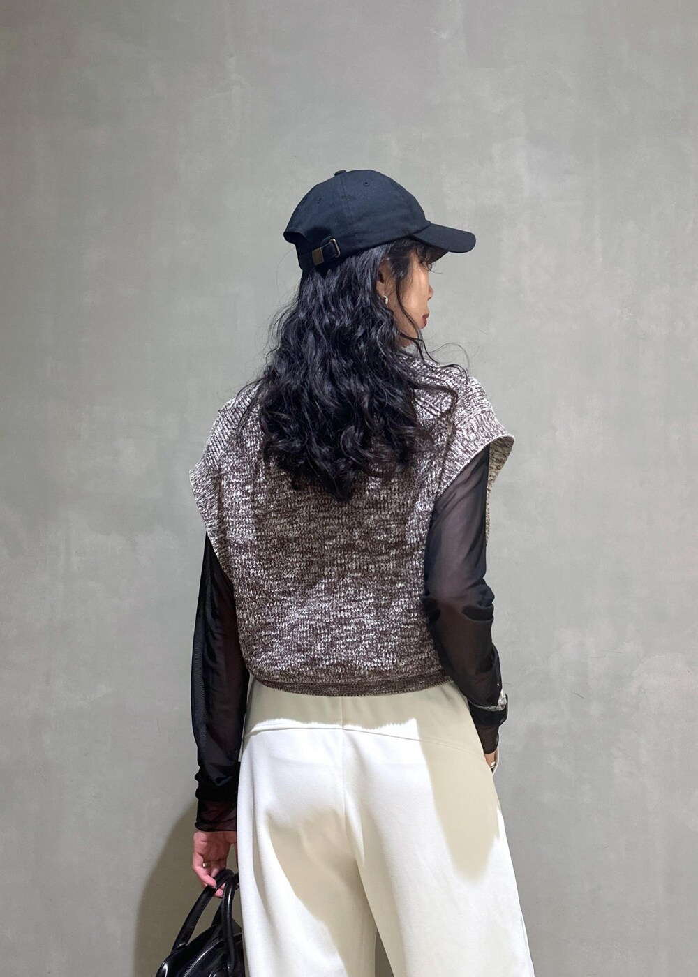 ブラウン系のベスト、ホワイト系のその他パンツを着用したレディースの秋コーディネートの7枚目の写真