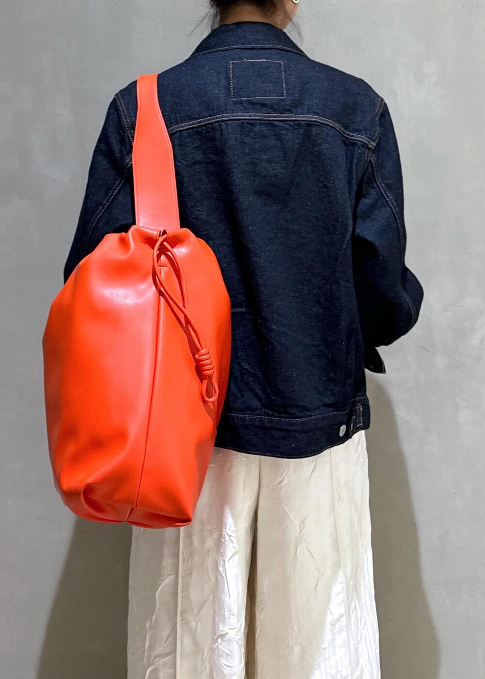 「24SS春の新作、ロンパース、デニムジャケット、デニム、Gジャン、Levi's、リーバイス、Levi's for biotop、ADAM ET ROPÉ、FEMME、HOMME、UNISEX、高身長、骨格ウェーブ、ブルべ」｜「ADAM ET ROPE'の【サステナブル】巾着ワンショルダーバッグ（ショルダーバッグ、レッド系）」を使った、adamosariさん（レディース・165cm）の冬コーディネートの8枚目の写真