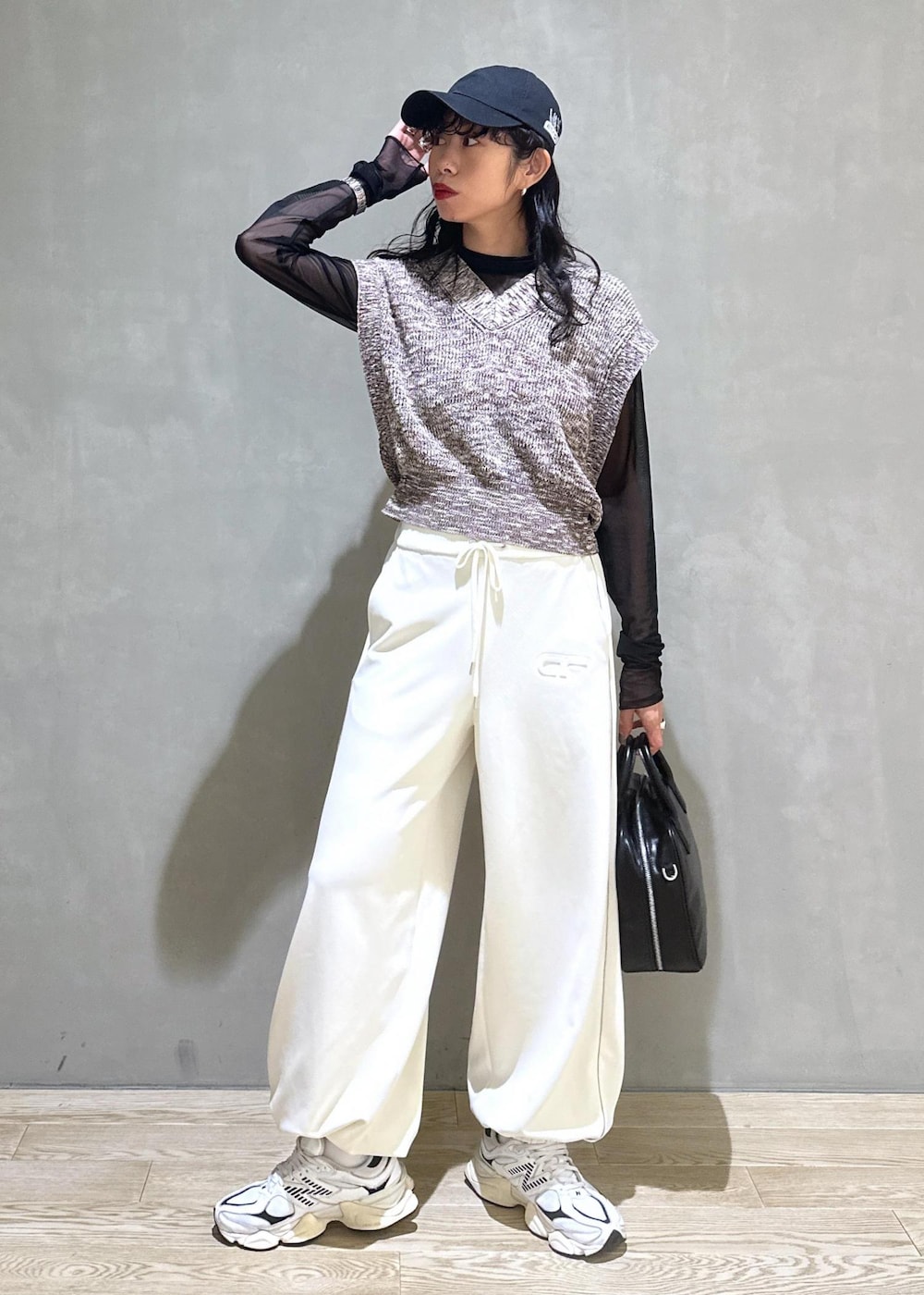 ブラウン系のベスト、ホワイト系のその他パンツを着用したレディースの秋コーディネートの2枚目の写真