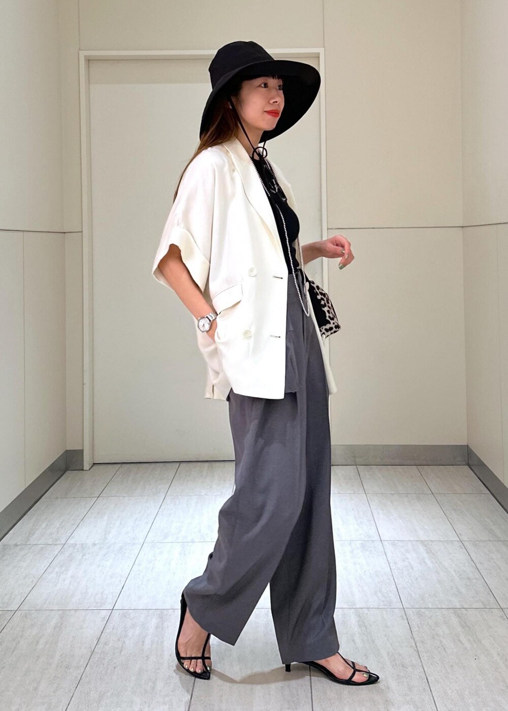「LACK OF COLOUR、ラックオブカラー、GANNI、ガニー、ジャケット、ハット、帽子、ADAM ET ROPÉ、FEMME、高身長、骨格ウェーブ、ブルべ、カジュアル、大人カジュアル、モード」|「MILLERの【Miller for ADAM ET ROPE'】Cup付アメリカンスリーブタンクトップ(タンクトップ、ブラック系)」を使った、adamosariさん(レディース・165cm)の春コーディネートの3枚目の写真