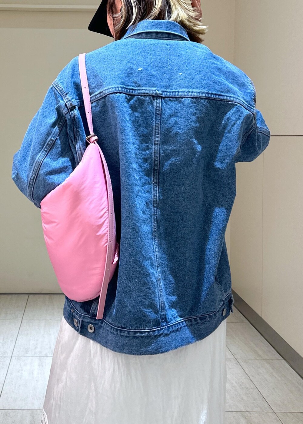 ホワイト系のその他パンツ、ピンク系のショルダーバッグ、ブルー系のデニムジャケットを着用したレディースの冬コーディネートの7枚目の写真