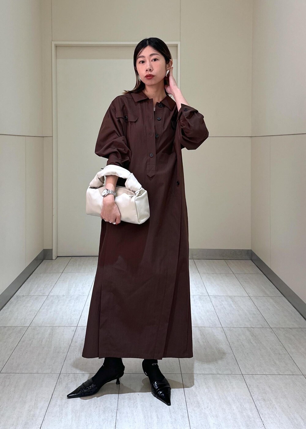 「春コーデ、お出かけコーデ、モード、ワントーンコーデ、シンプルコーデ、ADAM ET ROPÉ、ナチュラル、ブルべ夏、高身長」｜「ADAM ET ROPE'の【EMOELLE】セパレートミュール（サンダル、ブラック系）」を使った、adamosariさん（レディース・165cm）の春コーディネートの2枚目の写真