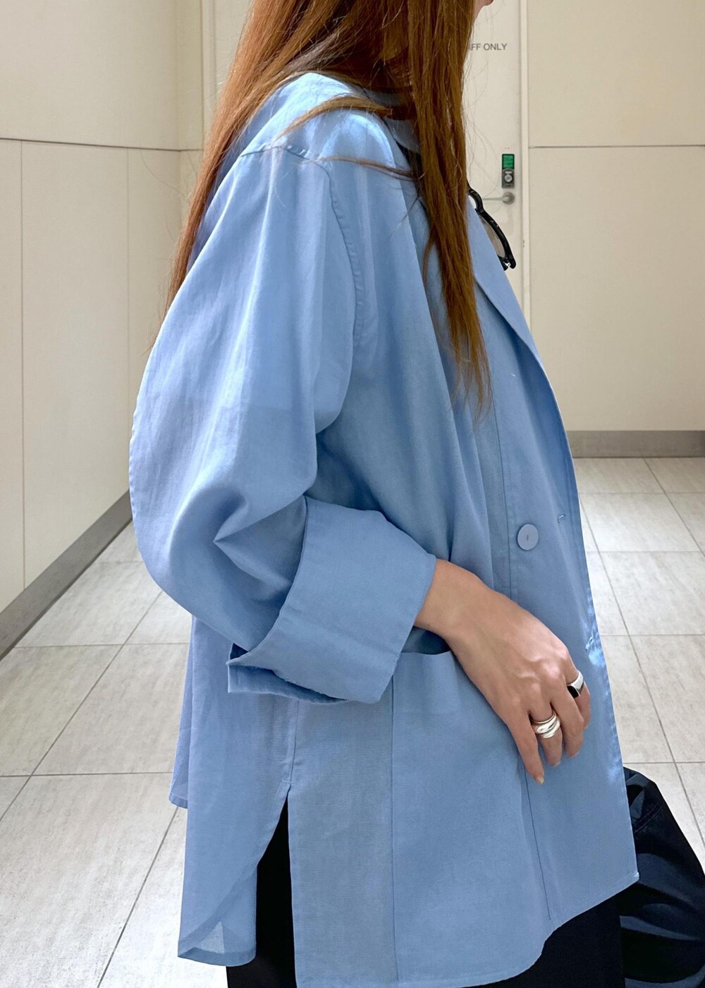 「ロンパース、ADAM ET ROPÉ、FEMME、高身長、骨格ウェーブ、ブルべ、カジュアル、大人カジュアル、モード、春、夏、春コーデ、夏コーデ、春ファッション、夏ファッション」｜「ADAM ET ROPE'の【サステナブル】ナロークロスストラップサンダル（サンダル、ブラック系）」を使った、adamosariさん（レディース・165cm）の春コーディネートの6枚目の写真