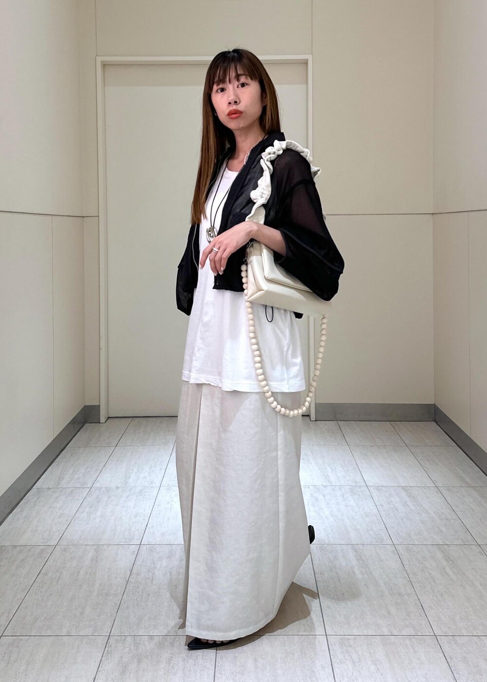 「リネンスカート、リネンライク、ブラック、ショルダーバッグ、トートバッグ、チェーン、チェーンバッグ、カーディガン、ビーチサンダル、ADAM ET ROPÉ、FEMME、高身長、骨格ウェーブ、ブルべ、カジュアル」｜「ADAM ET ROPE'の【サステナブル】カスタムショルダーバッグ（ショルダーバッグ、ホワイト系）」を使った、adamosariさん（レディース・165cm）の夏コーディネートの3枚目の写真