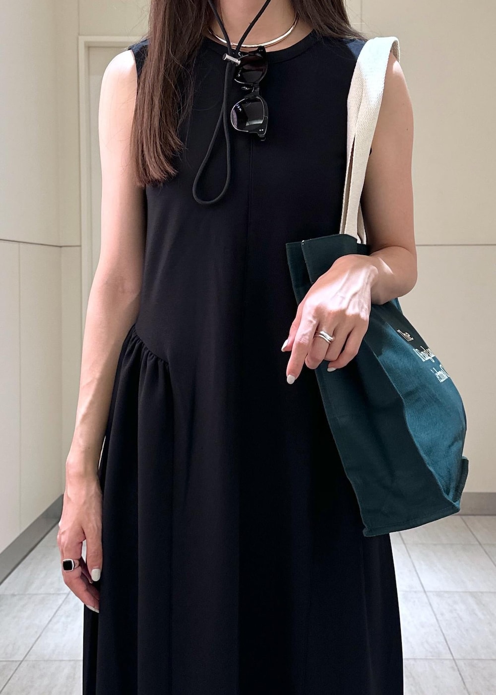 「ブラック、グレー、ロゴ、ハット、ストローハット、グリーン、ノースリーブ、マキシ、スニーカー、初夏コーデ、夏コーデ、お出かけコーデ、旅行コーデ、アウトドアコーデ、フェスコーデ」｜「ADAM ET ROPE'の【洗える・ストレッチ】サイドギャザーワンピース（ワンピース、ブラック系）」を使った、adamosariさん（レディース・165cm）の夏コーディネートの6枚目の写真