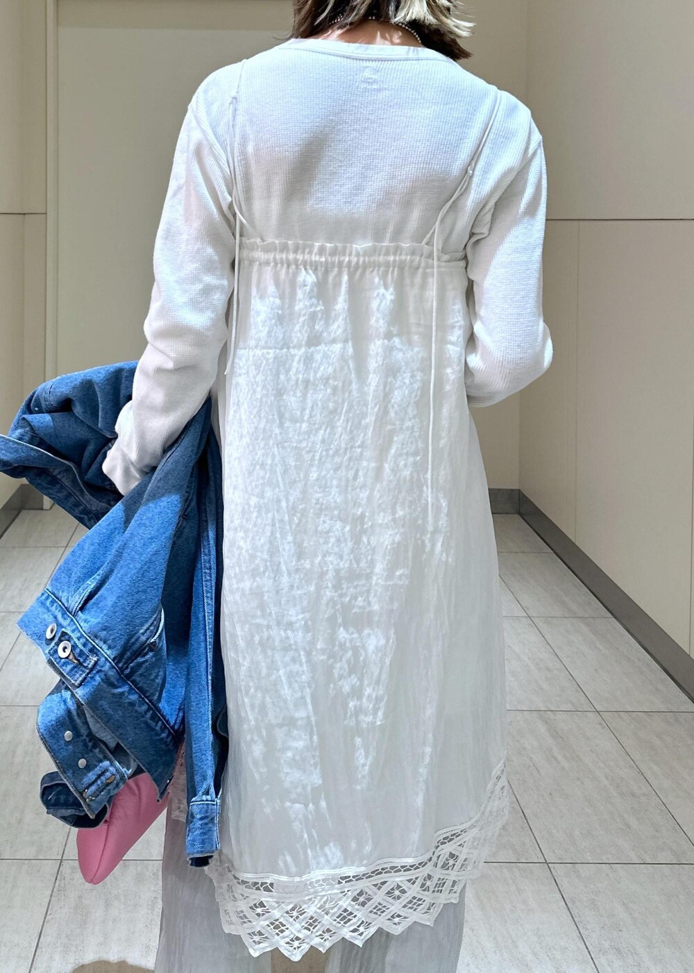 ホワイト系のその他パンツ、ピンク系のショルダーバッグ、ブルー系のデニムジャケットを着用したレディースの冬コーディネートの9枚目の写真