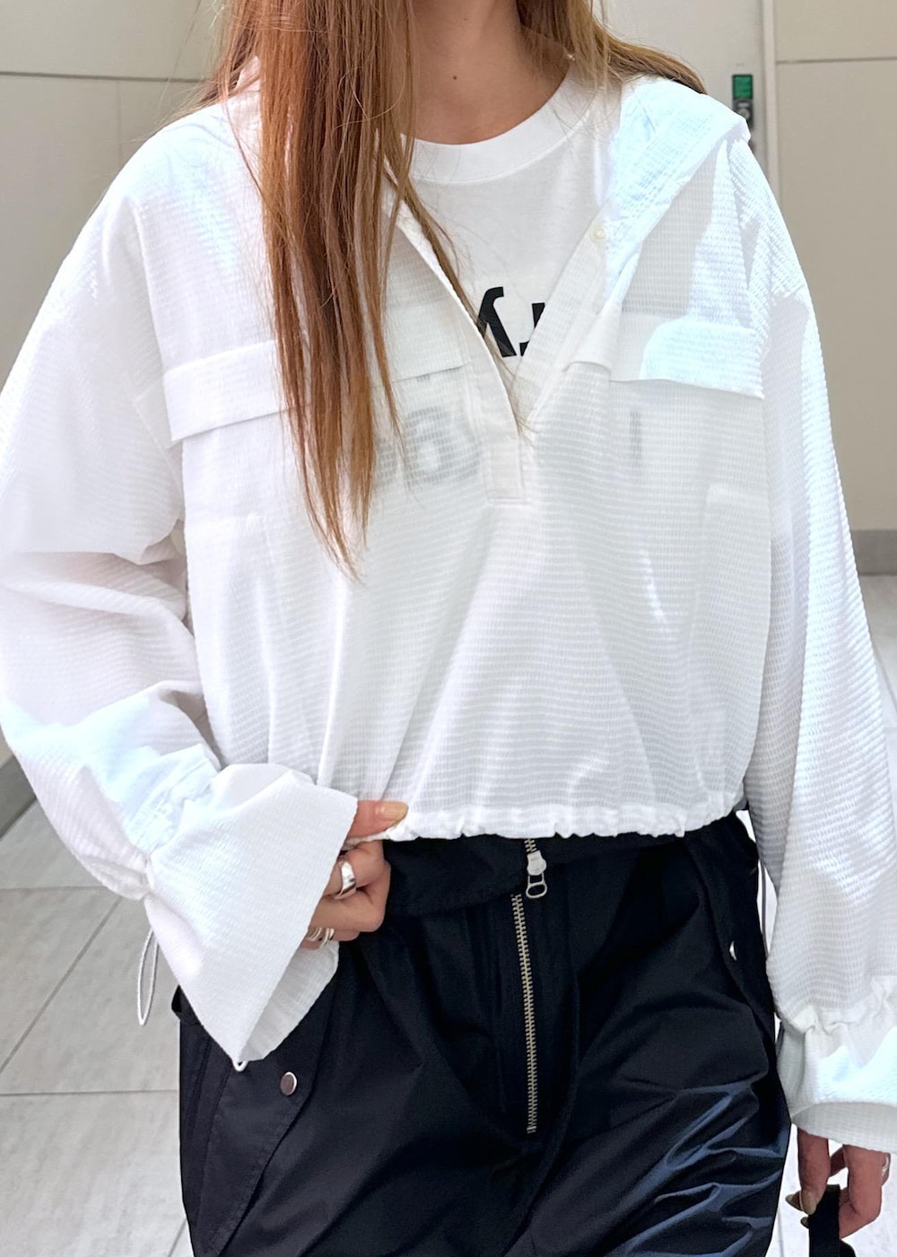 「ADAM ET ROPÉ、FEMME、高身長、骨格ウェーブ、ブルべ、大人カジュアル、モード、春、夏、春コーデ、夏コーデ、春ファッション、夏ファッション、モノトーン」|「ADAM ET ROPE'の【サステナブル】ナロークロスストラップサンダル(サンダル、ブラック系)」を使った、adamosariさん(レディース・165cm)の春コーディネートの7枚目の写真