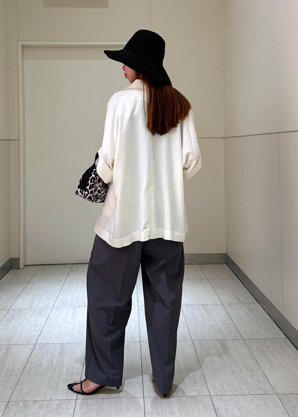 「LACK OF COLOUR、ラックオブカラー、GANNI、ガニー、ジャケット、ハット、帽子、ADAM ET ROPÉ、FEMME、高身長、骨格ウェーブ、ブルべ、カジュアル、大人カジュアル、モード」|「MILLERの【Miller for ADAM ET ROPE'】Cup付アメリカンスリーブタンクトップ(タンクトップ、ブラック系)」を使った、adamosariさん(レディース・165cm)の春コーディネートの4枚目の写真