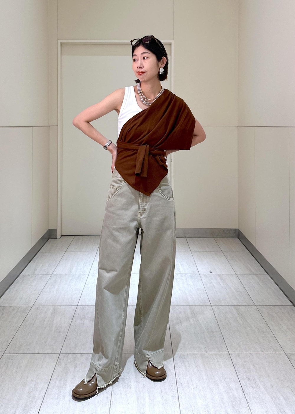 「夏コーデ、初秋コーデ、お出かけコーデ、ADAM ET ROPÉ、ナチュラル、ブルべ夏、高身長、トップス、ニット/セーター、タンクトップ、パンツ、デニムパンツ、シューズ、サンダル、EUM35690」|「ADAM ET ROPE'の【サステナブル】・【新色追加】ルーズフィットアジャストデニム(デニムパンツ、ベージュ系)」を使った、adamosariさん(レディース・165cm)の夏コーディネートの3枚目の写真