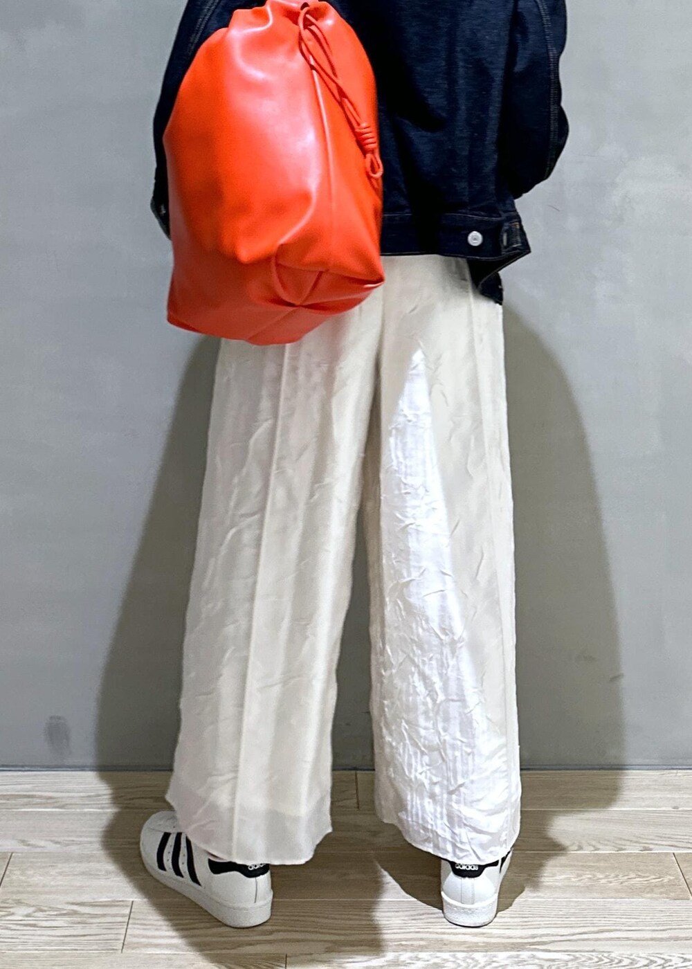 「24SS春の新作、ロンパース、デニムジャケット、デニム、Gジャン、Levi's、リーバイス、Levi's for biotop、ADAM ET ROPÉ、FEMME、HOMME、UNISEX、高身長、骨格ウェーブ、ブルべ」｜「ADAM ET ROPE'の【サステナブル】巾着ワンショルダーバッグ（ショルダーバッグ、レッド系）」を使った、adamosariさん（レディース・165cm）の冬コーディネートの10枚目の写真