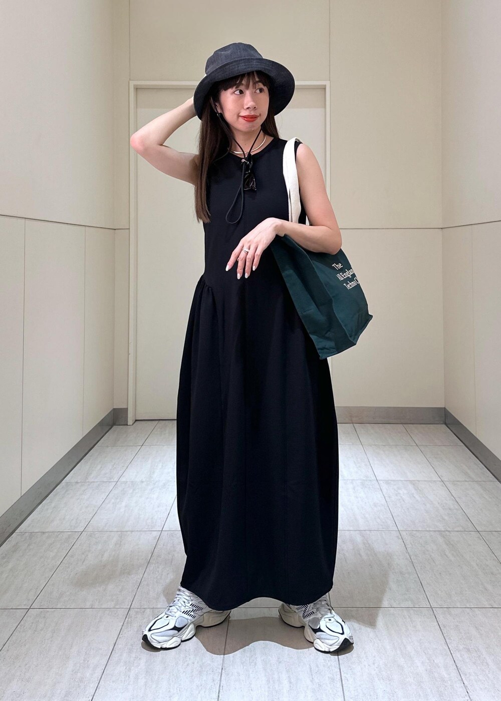 「ブラック、グレー、ロゴ、ハット、ストローハット、グリーン、ノースリーブ、マキシ、スニーカー、初夏コーデ、夏コーデ、お出かけコーデ、旅行コーデ、アウトドアコーデ、フェスコーデ」｜「ADAM ET ROPE'の【洗える・ストレッチ】サイドギャザーワンピース（ワンピース、ブラック系）」を使った、adamosariさん（レディース・165cm）の夏コーディネートの3枚目の写真