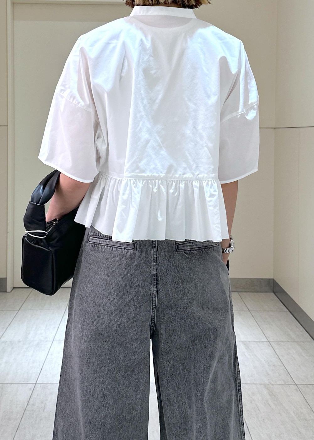 「春コーデ、初夏コーデ、夏コーデ、お出かけコーデ、大人カジュアル、パンツスタイル、モノトーンコーデ、ADAM ET ROPÉ、ナチュラル、ブルべ夏、高身長、トップス、シャツ/ブラウス、パンツ、デニムパンツ」｜「ADAM ET ROPE'の【PFT】Fuka musubi Small バッグ（ハンドバッグ、ブラック系）」を使った、adamosariさん（レディース・165cm）の春コーディネートの8枚目の写真