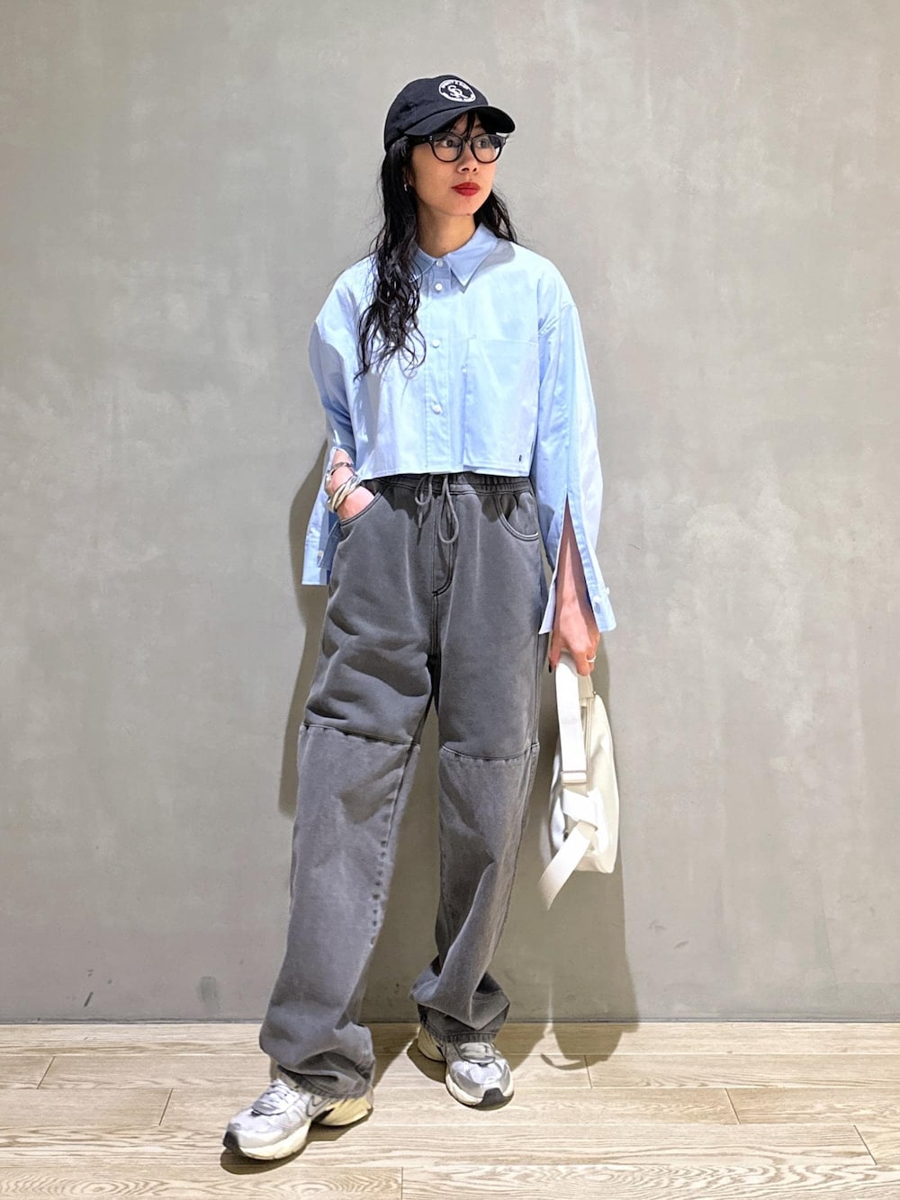 ブルー系のシャツ/ブラウス、ホワイト系のショルダーバッグを着用したレディースの春コーディネートの3枚目の写真