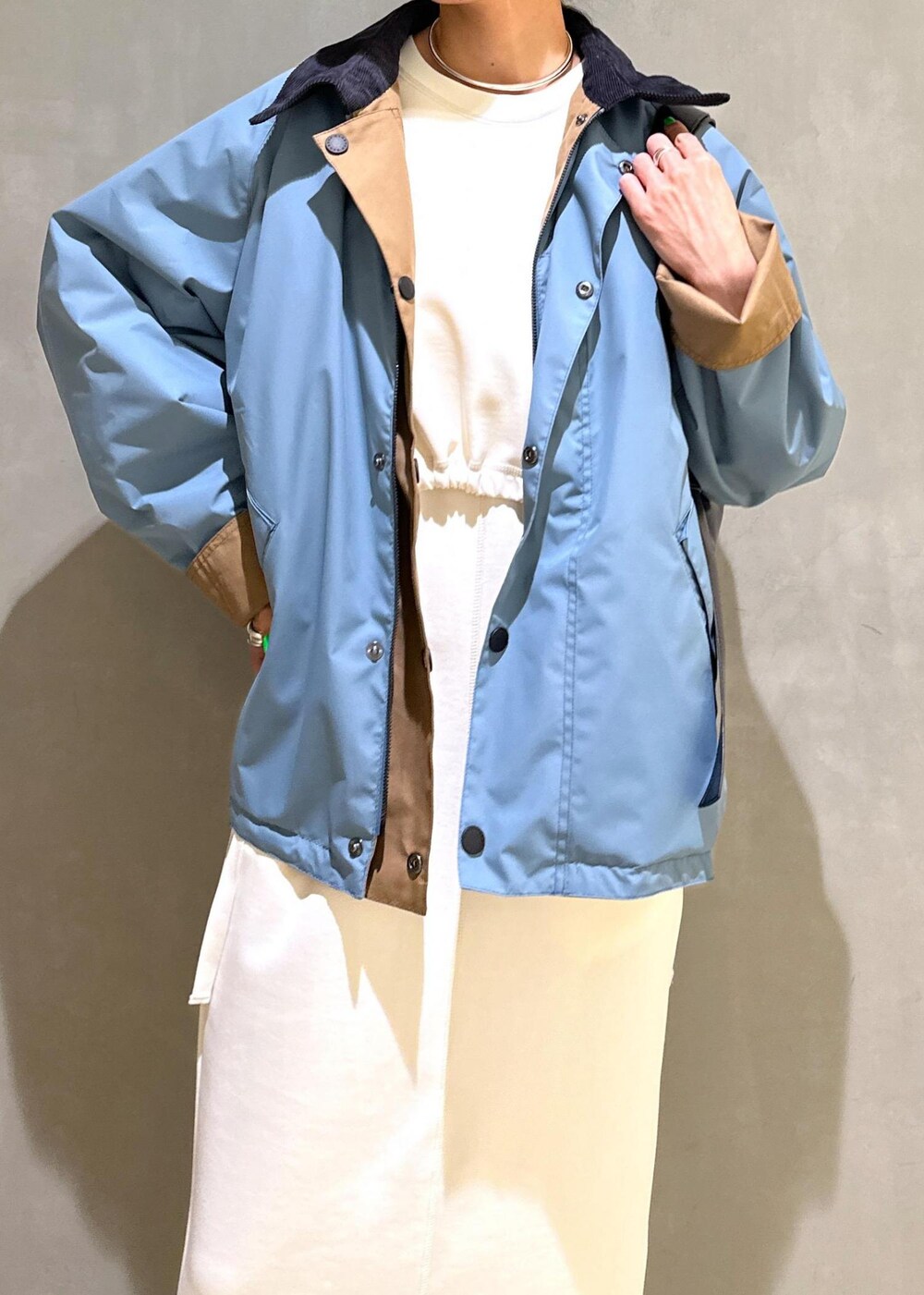 「バブアー、Barbour、ワンピース、アウター、コート、ADAM ET ROPÉ、FEMME、HOMME、UNISEX、高身長、骨格ウェーブ、ブルべ、きれいめカジュアル、大人カジュアル、スポーティー」｜「ADAM ET ROPE'のギャザージャージワンピース（ワンピース、ホワイト系）」を使った、adamosariさん（レディース・165cm）の春コーディネートの4枚目の写真