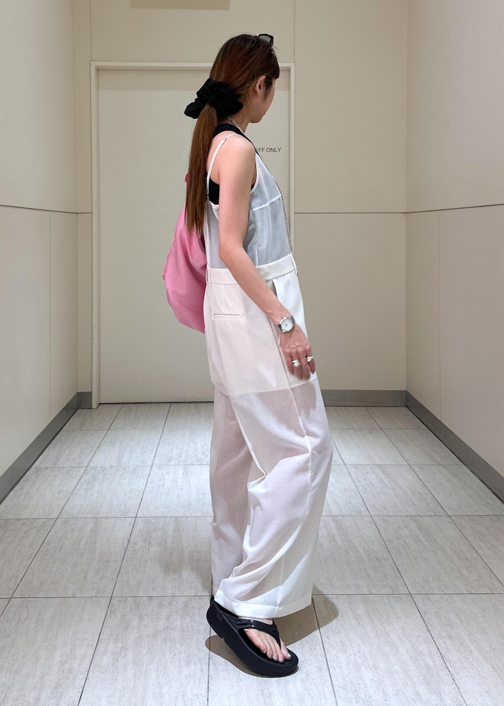 「ADAM ET ROPÉ、FEMME、高身長、骨格ウェーブ、ブルべ、大人カジュアル、春、夏、春コーデ、夏コーデ、春ファッション、夏ファッション、モノトーン」｜「ADAM ET ROPE'のギャザーシアーショルダーバッグ（ショルダーバッグ、ピンク系）」を使った、adamosariさん（レディース・165cm）の春コーディネートの3枚目の写真