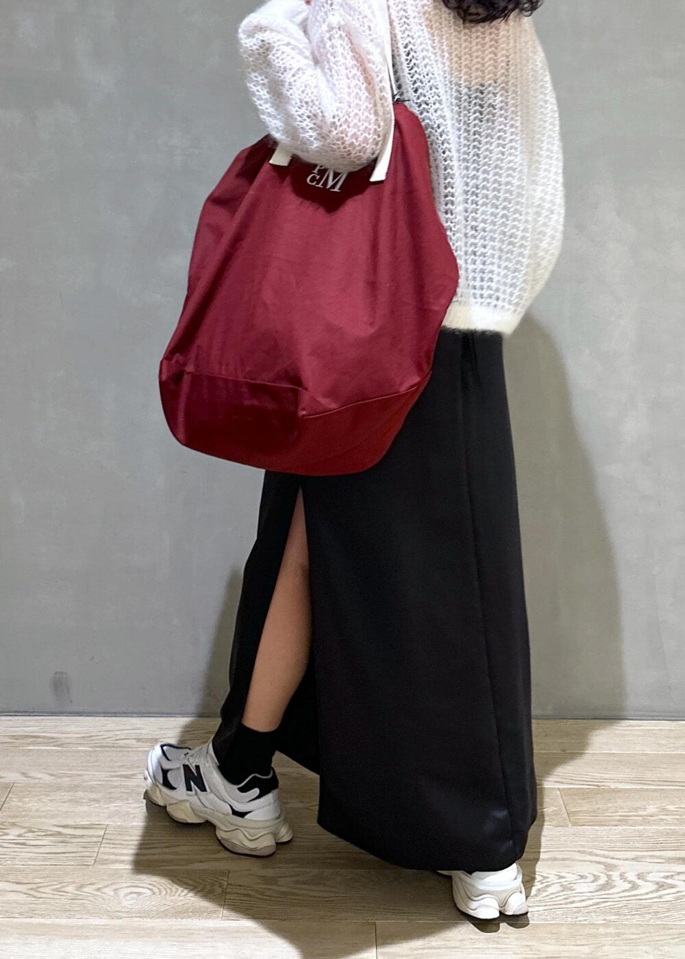 「PARROTT CANVAS、PARROTTCANVAS、ADAM ET ROPÉ、FEMME、高身長、骨格ウェーブ、カジュアル、大人カジュアル、秋、冬、秋コーデ、冬コーデ、秋ファッション、冬ファッション、モノトーン」｜「PARROTT CANVASの【PARROTT CANVAS】PCM CANVAS TOTE（トートバッグ、レッド系）」を使った、adamosariさん（レディース・165cm）の夏コーディネートの10枚目の写真