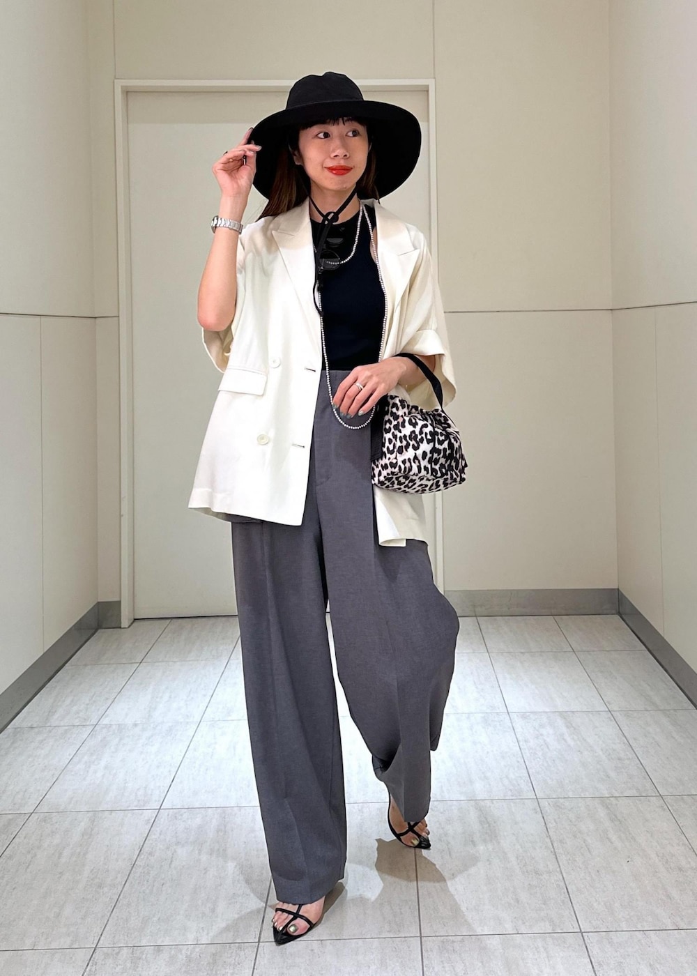 「LACK OF COLOUR、ラックオブカラー、GANNI、ガニー、ジャケット、ハット、帽子、ADAM ET ROPÉ、FEMME、高身長、骨格ウェーブ、ブルべ、カジュアル、大人カジュアル、モード」|「MILLERの【Miller for ADAM ET ROPE'】Cup付アメリカンスリーブタンクトップ(タンクトップ、ブラック系)」を使った、adamosariさん(レディース・165cm)の春コーディネートの2枚目の写真