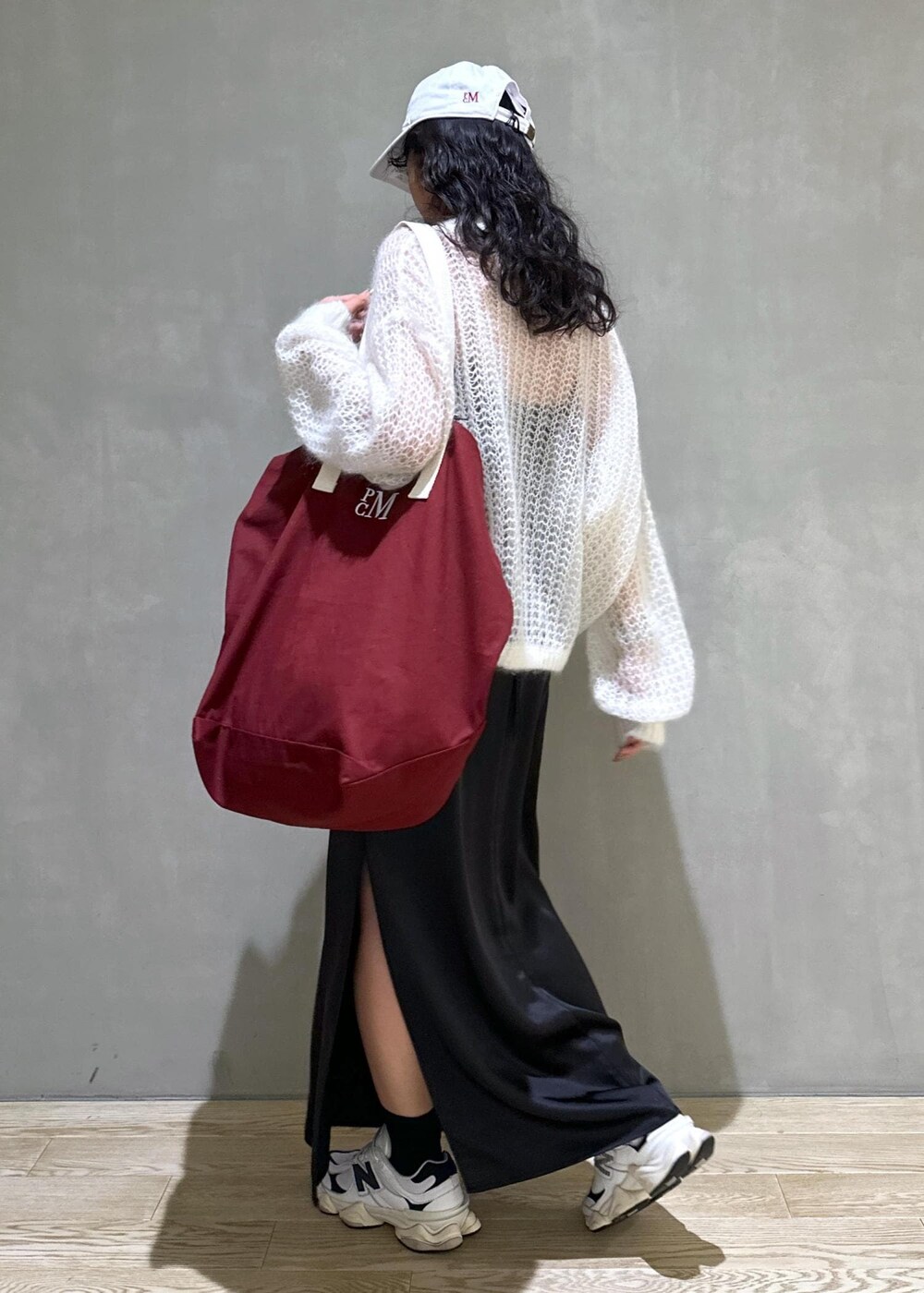 「PARROTT CANVAS、PARROTTCANVAS、ADAM ET ROPÉ、FEMME、高身長、骨格ウェーブ、カジュアル、大人カジュアル、秋、冬、秋コーデ、冬コーデ、秋ファッション、冬ファッション、モノトーン」｜「PARROTT CANVASの【PARROTT CANVAS】PCM CANVAS TOTE（トートバッグ、レッド系）」を使った、adamosariさん（レディース・165cm）の夏コーディネートの3枚目の写真