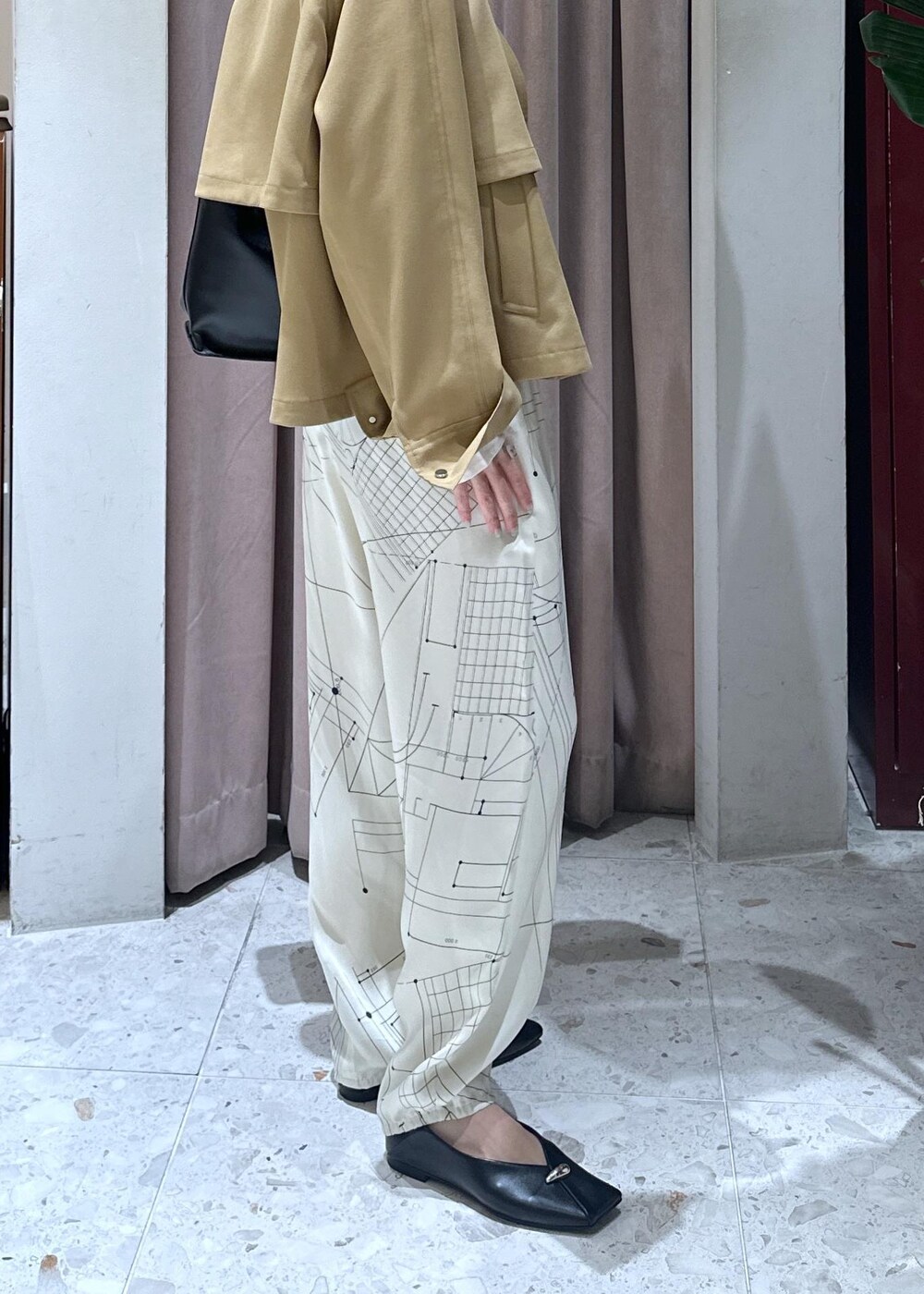 ホワイト系のTシャツ/カットソー、ブラック系のパンプス、イエロー系のブルゾンを着用したレディースの春コーディネートの9枚目の写真