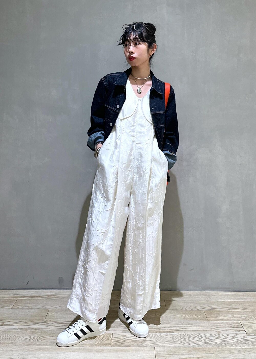 「24SS春の新作、ロンパース、デニムジャケット、デニム、Gジャン、Levi's、リーバイス、Levi's for biotop、ADAM ET ROPÉ、FEMME、HOMME、UNISEX、高身長、骨格ウェーブ、ブルべ」｜「ADAM ET ROPE'の【サステナブル】巾着ワンショルダーバッグ（ショルダーバッグ、レッド系）」を使った、adamosariさん（レディース・165cm）の冬コーディネートの2枚目の写真