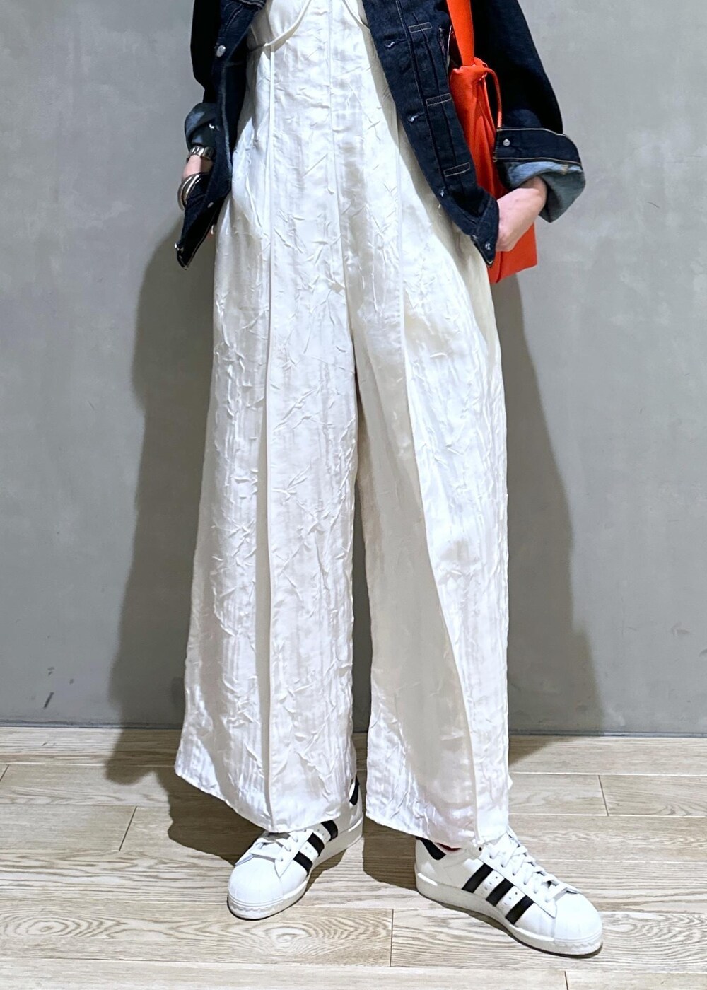 「24SS春の新作、ロンパース、デニムジャケット、デニム、Gジャン、Levi's、リーバイス、Levi's for biotop、ADAM ET ROPÉ、FEMME、HOMME、UNISEX、高身長、骨格ウェーブ、ブルべ」｜「ADAM ET ROPE'の【サステナブル】巾着ワンショルダーバッグ（ショルダーバッグ、レッド系）」を使った、adamosariさん（レディース・165cm）の冬コーディネートの9枚目の写真