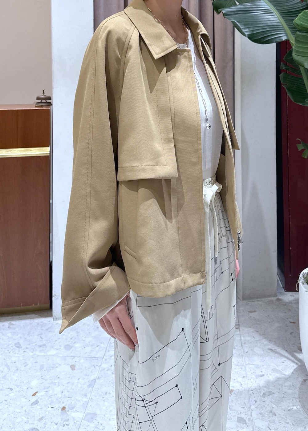 ホワイト系のTシャツ/カットソー、ブラック系のパンプス、イエロー系のブルゾンを着用したレディースの春コーディネートの5枚目の写真