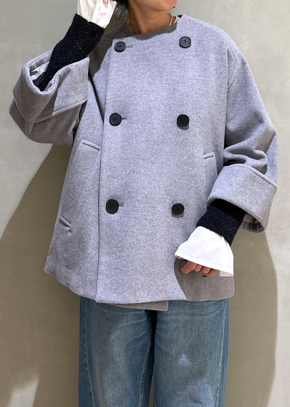 ホワイト系のTシャツ/カットソー、シルバー系のボストンバッグ、グレー系のその他アウターを着用したレディースの冬コーディネートの9枚目の写真