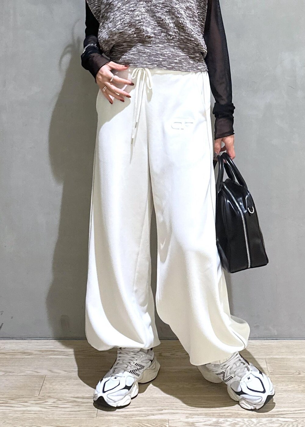 ブラウン系のベスト、ホワイト系のその他パンツを着用したレディースの秋コーディネートの8枚目の写真