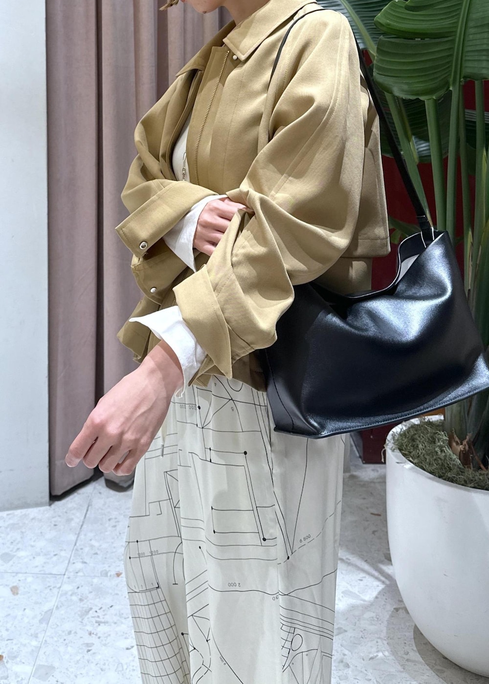 ホワイト系のTシャツ/カットソー、ブラック系のパンプス、イエロー系のブルゾンを着用したレディースの春コーディネートの7枚目の写真