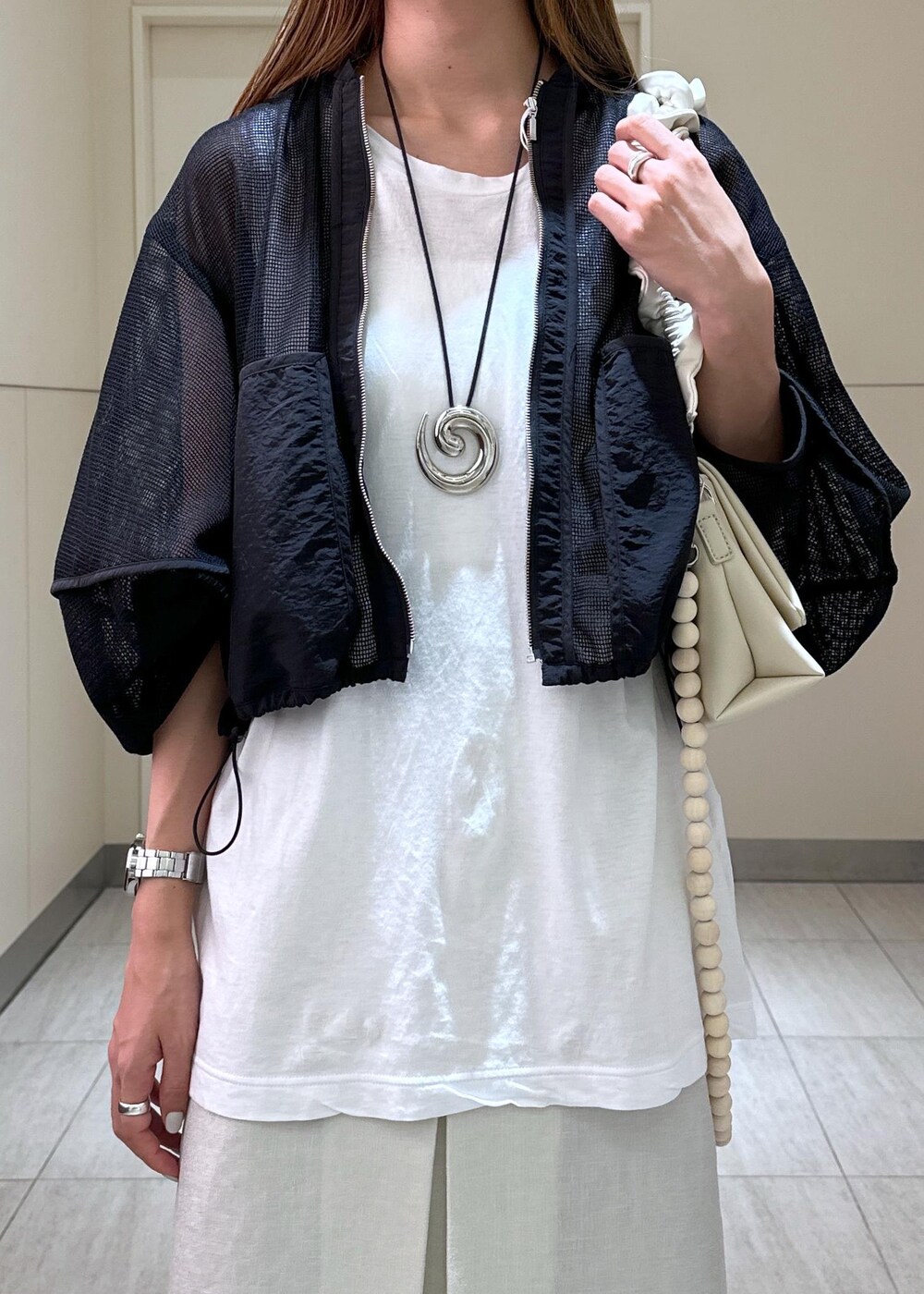 「リネンスカート、リネンライク、ブラック、ショルダーバッグ、トートバッグ、チェーン、チェーンバッグ、カーディガン、ビーチサンダル、ADAM ET ROPÉ、FEMME、高身長、骨格ウェーブ、ブルべ、カジュアル」｜「ADAM ET ROPE'の【サステナブル】カスタムショルダーバッグ（ショルダーバッグ、ホワイト系）」を使った、adamosariさん（レディース・165cm）の夏コーディネートの5枚目の写真