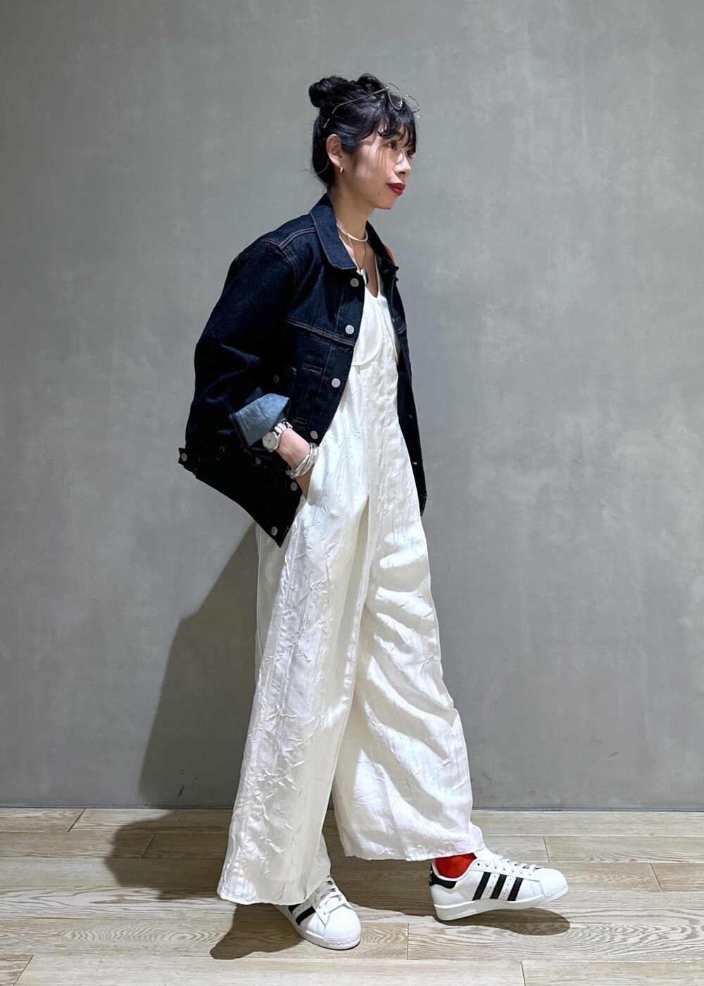「24SS春の新作、ロンパース、デニムジャケット、デニム、Gジャン、Levi's、リーバイス、Levi's for biotop、ADAM ET ROPÉ、FEMME、HOMME、UNISEX、高身長、骨格ウェーブ、ブルべ」｜「ADAM ET ROPE'の【サステナブル】巾着ワンショルダーバッグ（ショルダーバッグ、レッド系）」を使った、adamosariさん（レディース・165cm）の冬コーディネートの3枚目の写真