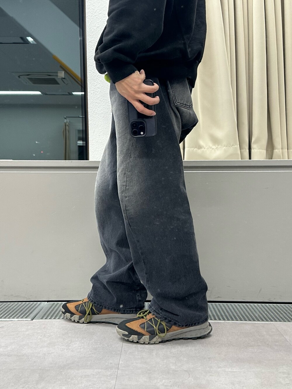 ブラック系のデニムパンツ、ブラック系のTシャツ/カットソーを着用したメンズの冬コーディネートの2枚目の写真