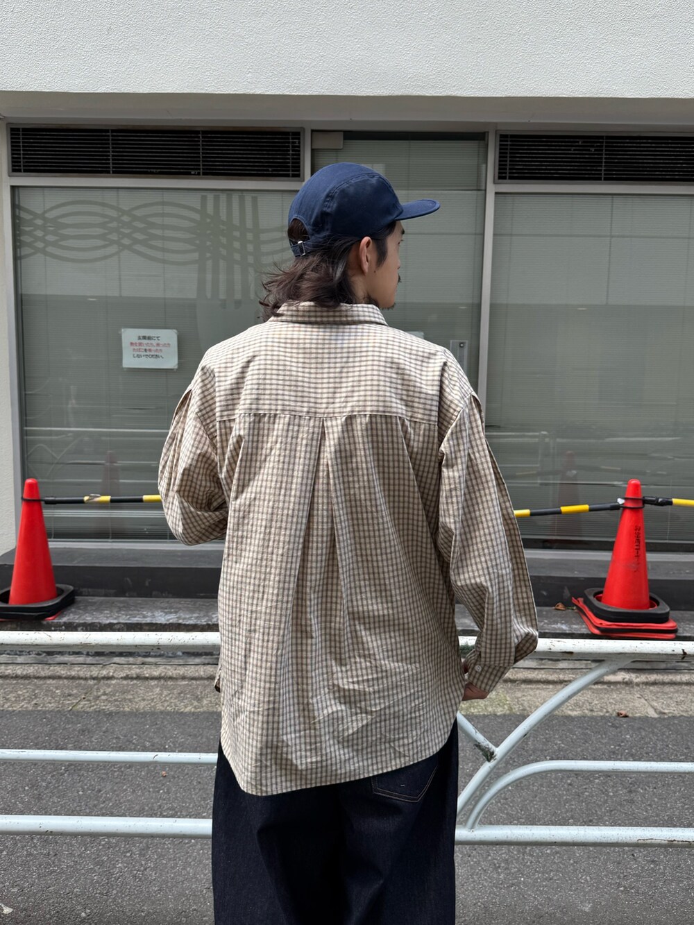 グリーン系のシャツ/ブラウス、ブルー系のデニムパンツ、ブルー系のキャップを着用したメンズの夏コーディネートの2枚目の写真